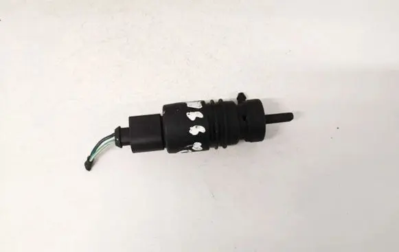 Volkswagen PASSAT B5 Windscreen/windshield washer pump