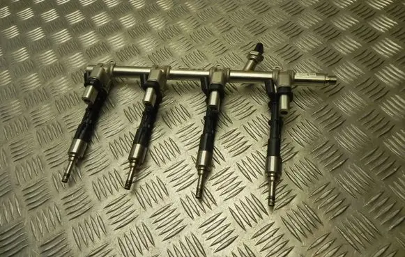 Alfa Romeo Giulia Fuel distributor 04893630AA VD18951