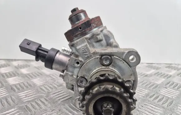 BMW X3 E83 Fuel injection high pressure pump 7797874