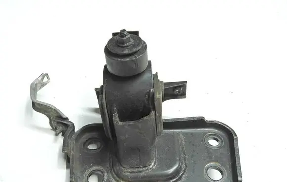 Toyota RAV 4 (XA30) Engine mounting bracket