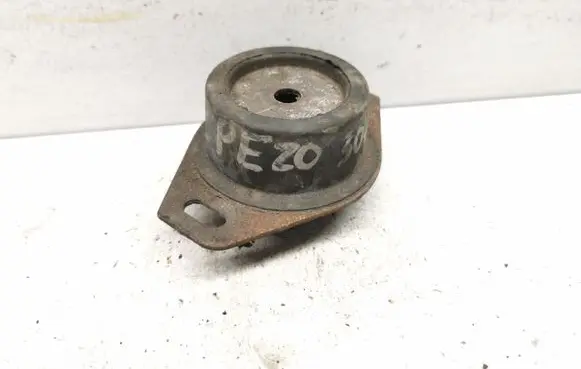 Peugeot 307 Engine mount bracket
