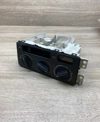 Toyota Avensis T220 Climate control unit 701111A