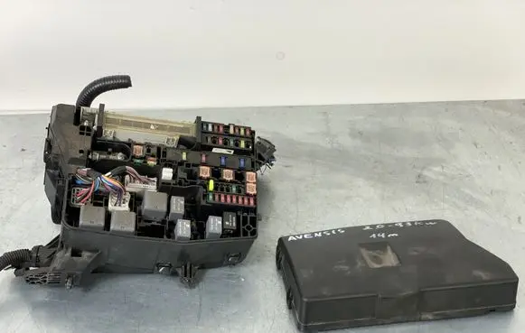 Toyota Avensis T270 Fuse module 8266205210
