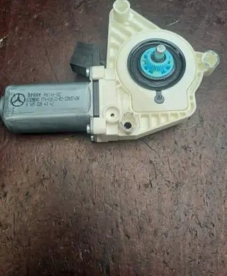 Mercedes-Benz B W245 Front door window regulator motor A1698204342