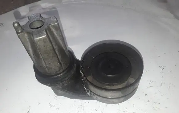 Land Rover Discovery 3 - LR3 Alternator belt tensioner PQH500060