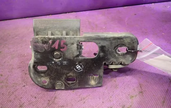 Volkswagen Touran I Front door lock loop/hook striker 1T0823480A