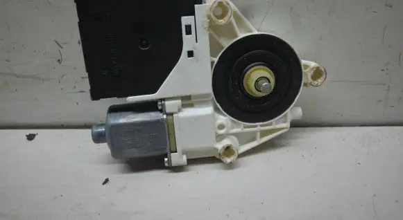Volkswagen Golf V Front door window regulator motor 1K0959793K