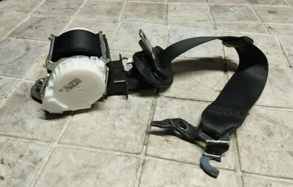 BMW 1 E81 E87 Front seatbelt 33059849C