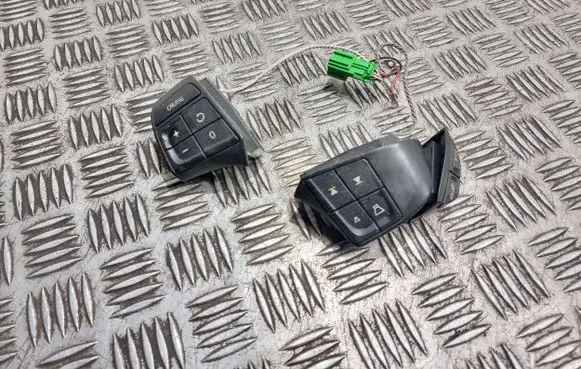 Volvo V50 Steering wheel buttons/switches 8637491 8637492