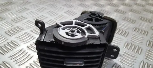 Toyota Avensis Verso Dash center air vent grill 5565064010