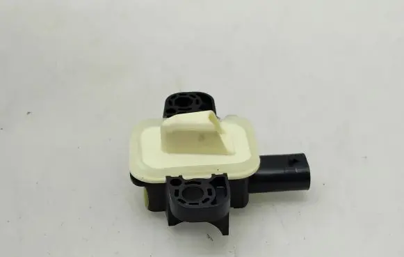Mercedes-Benz CLA C117 X117 W117 Airbag deployment crash/impact sensor A1668210351 56054084AA