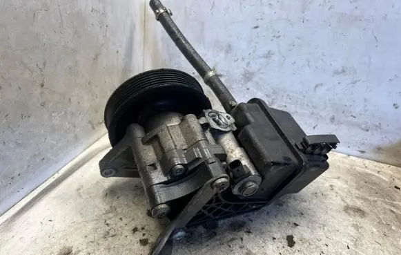 Mercedes-Benz C W204 Power steering pump A006450153