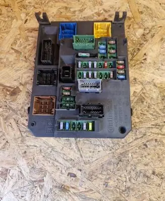 Citroen C4 II Fuse module 9665547280 BSIQ0100 S180121001G