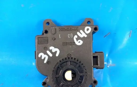 Toyota Tundra II Air flap motor/actuator 8710607140