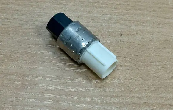 Ford Focus Air conditioning (A/C) pressure sensor 95BW19E561AA 1016565 YH1463