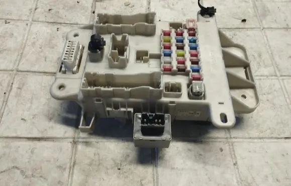 Toyota RAV 4 (XA20) Fuse module AM140A PWR30A
