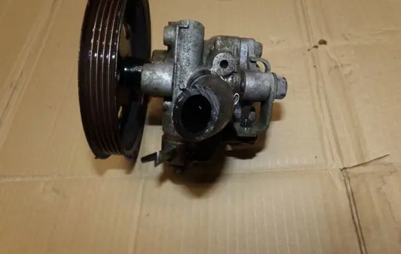 Mitsubishi Carisma Power steering pump