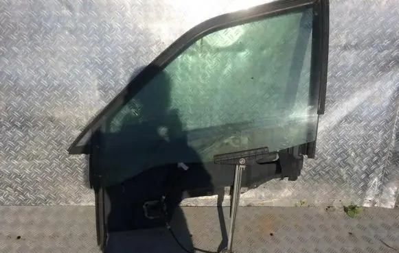 Audi 80 90 B3 Front door window/glass frame 