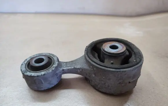 Honda Civic IX Engine mount bracket