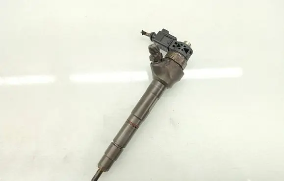 Skoda Octavia Mk3 (5E) Fuel injector 04L130277G 8HHR6E6 0445110477B012