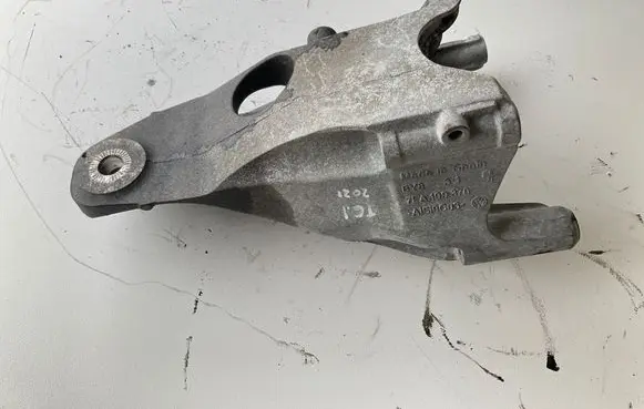 Volkswagen Transporter - Caravelle T6 Engine mount bracket 7LA199370