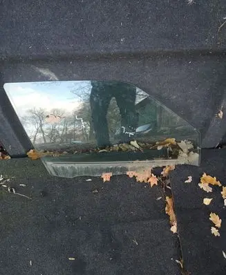 Nissan Juke I F15 Front door window glass four-door