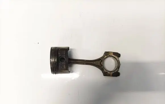 Toyota Yaris Piston with connecting rod