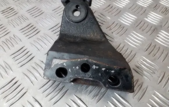 KIA Sorento Engine mounting bracket