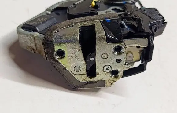 Toyota Verso Rear door lock M49A2815