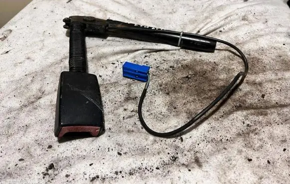 Mazda 3 I Front seatbelt buckle G5548A