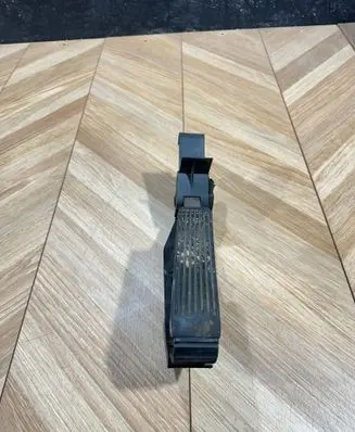 Mercedes-Benz E W211 Accelerator throttle pedal A2113000404