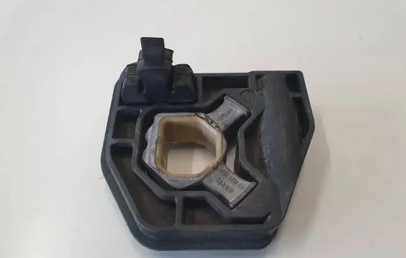 BMW 4 F32 F33 Radiator mount bracket 8620733