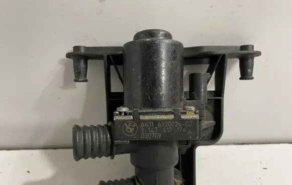BMW 5 E60 E61 Coolant heater control valve 6920226
