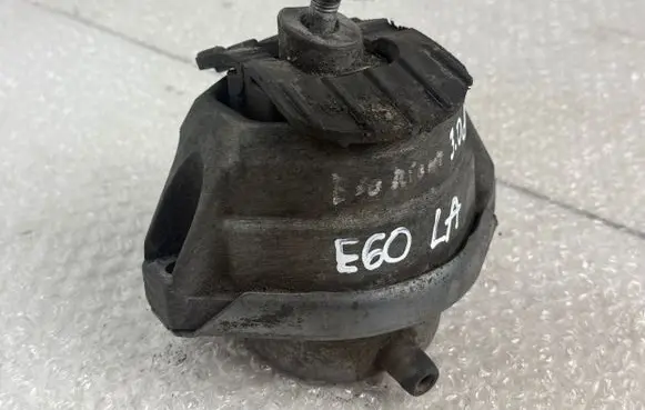BMW 5 E60 E61 Engine mount bracket 6761092 676109201