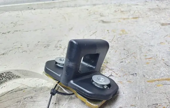 Mercedes-Benz CLS C219 Rear door lock loop/hook striker A2037200004