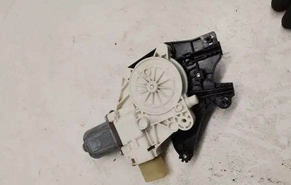 BMW 2 F22 F23 Front door window regulator motor 7046031