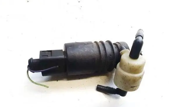 Volkswagen PASSAT B5 Windscreen/windshield washer pump 1j0973722