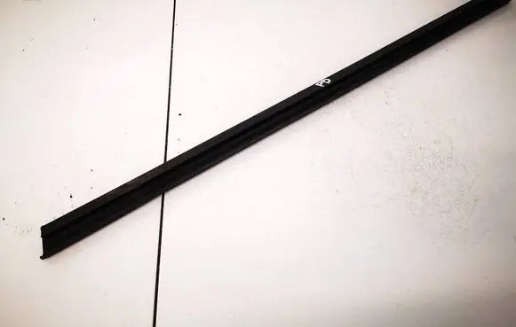 Skoda Roomster (5J) Front door glass trim molding 5J7837479