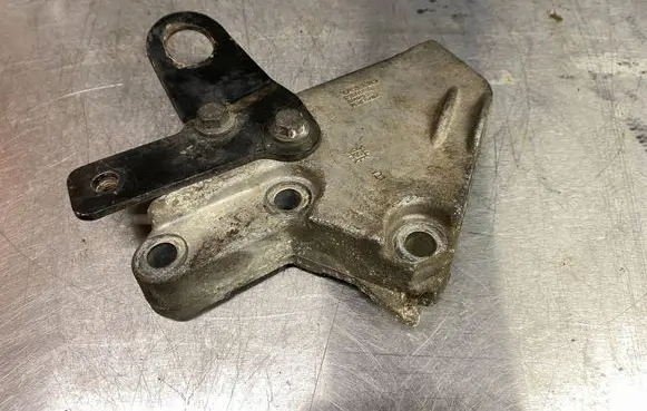 Volvo S80 Engine mounting bracket 9180996 384018