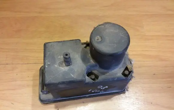 Audi 80 90 S2 B4 Central locking vacuum pump 443862257D