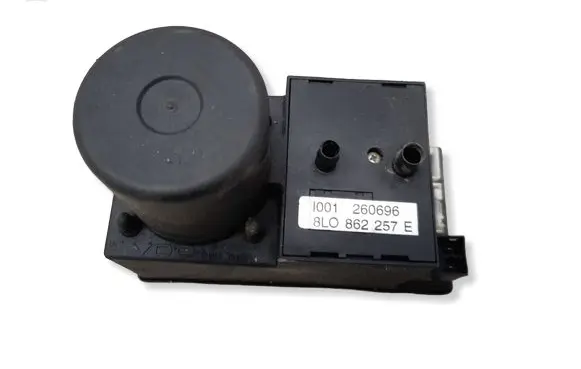 Audi A3 S3 8L Central locking vacuum pump 8L0862257E