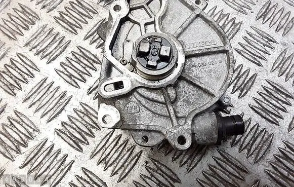 Audi A1 Vacuum pump 03l145100b