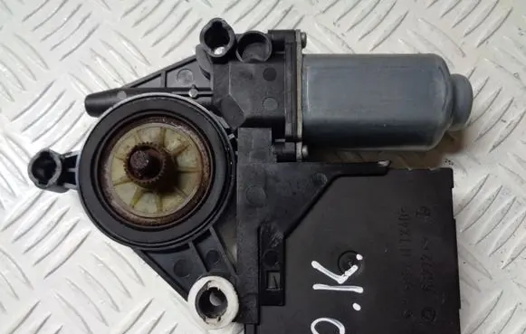 Skoda Octavia Mk2 (1Z) Front door window regulator motor 1K0959793C 1T0959701