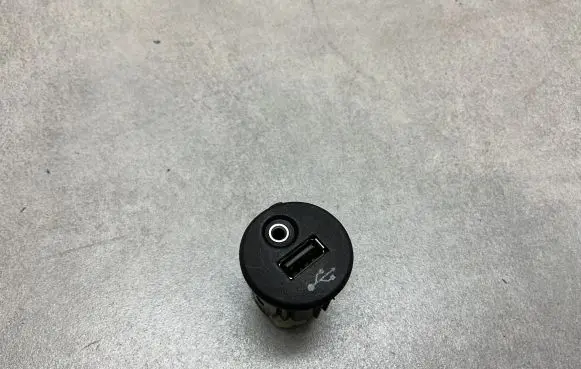 Nissan Juke I F15 USB socket connector 280023BH00A