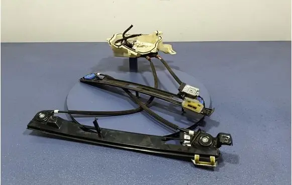 Seat Toledo III (5P) Front door window regulator with motor 5P0837401H