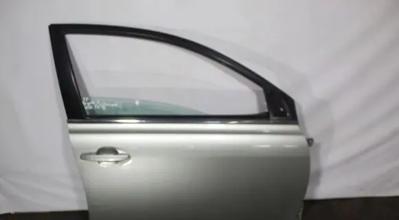 Toyota Avensis T250 Front door