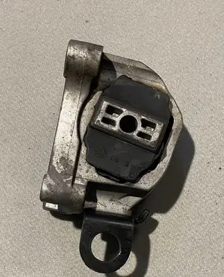 Volvo V70 Engine mount bracket