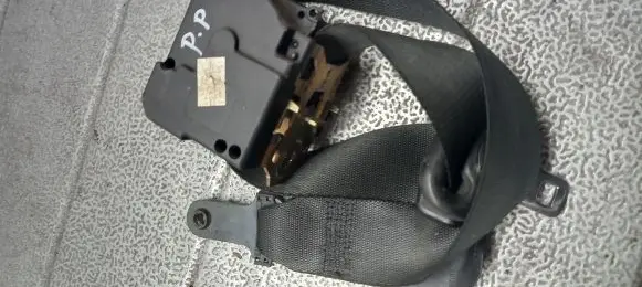 Ford Mondeo Mk III Front seatbelt
