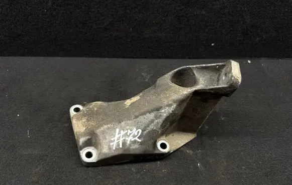 Volkswagen PASSAT B5.5 Engine mounting bracket 8D0199307P