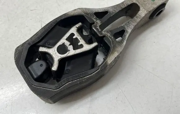 Peugeot 5008 II Engine mount bracket 9811786680